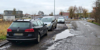 Kierowcy parkują nielegalnie na pętli autobusowej na Dekerta
