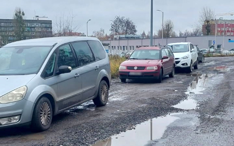 6/7 Kierowcy parkują nielegalnie na pętli autobusowej na Dekerta