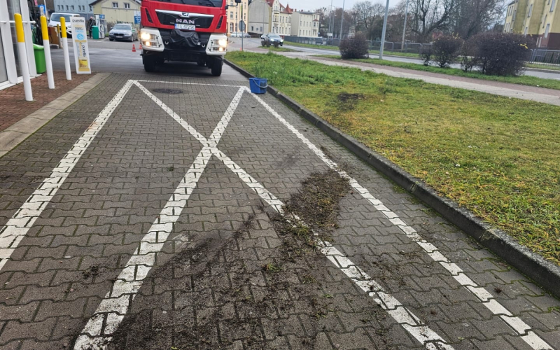 1/5 Kierujący fiatem uderzył w budynek stacji paliw BP