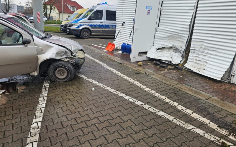 2/5 Kierujący fiatem uderzył w budynek stacji paliw BP