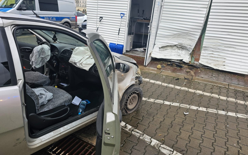 3/5 Kierujący fiatem uderzył w budynek stacji paliw BP