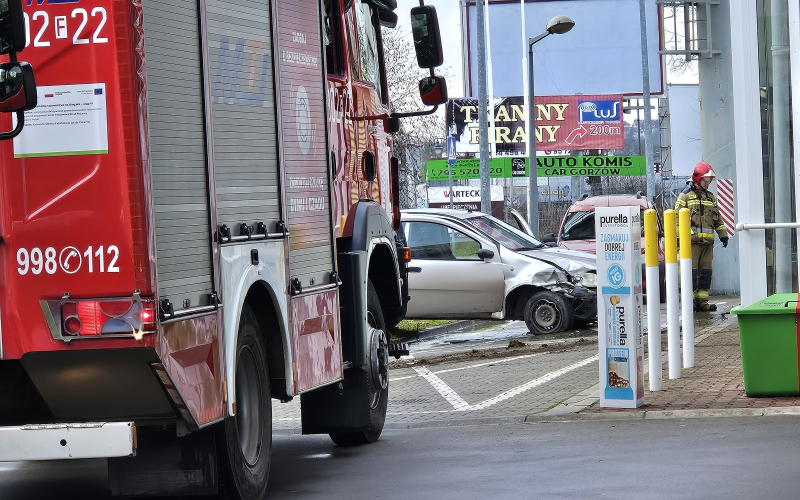 4/5 Kierujący fiatem uderzył w budynek stacji paliw BP