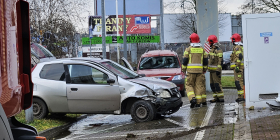 Kierujący fiatem uderzył w budynek stacji paliw BP