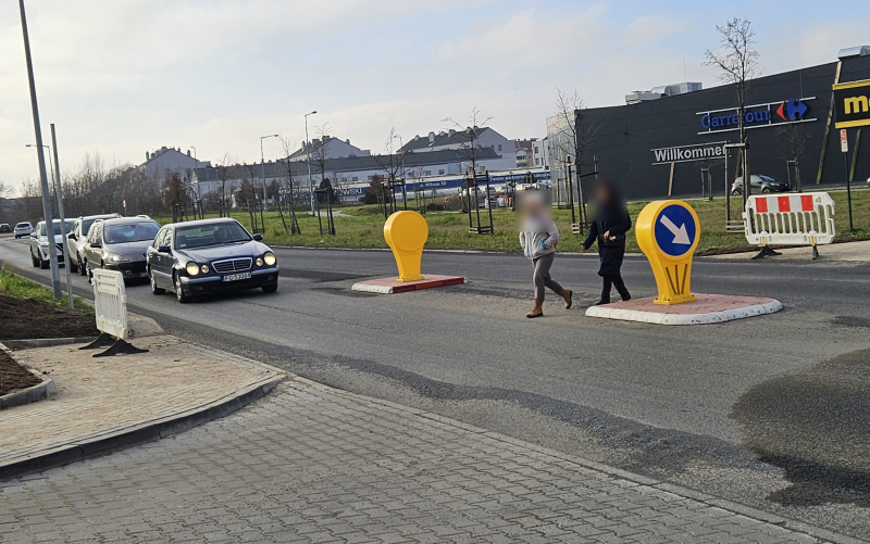 2/4 Powstaje przejście dla pieszych przy ul. Niepodległości