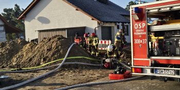 Pękła rura z wodą w wykopie przy ul. Wylotowej