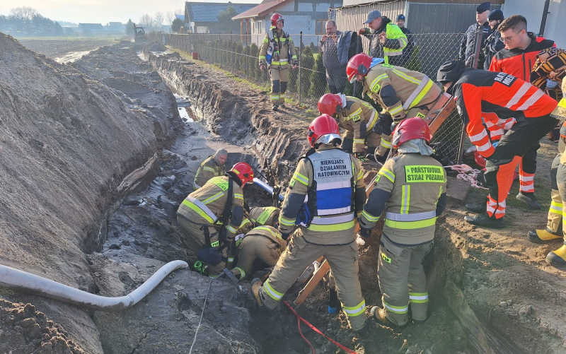 10/11 Pękła rura z wodą w wykopie przy ul. Wylotowej