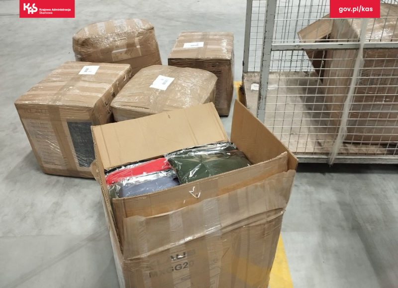 1/3 KAS znalazła podrabianą odzież w sortowni paczek w Gorzowie