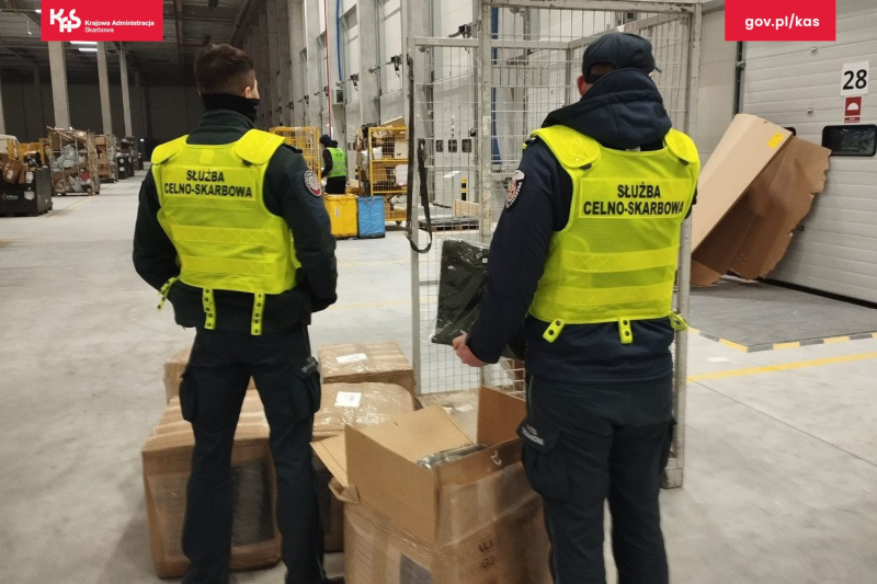 2/3 KAS znalazła podrabianą odzież w sortowni paczek w Gorzowie