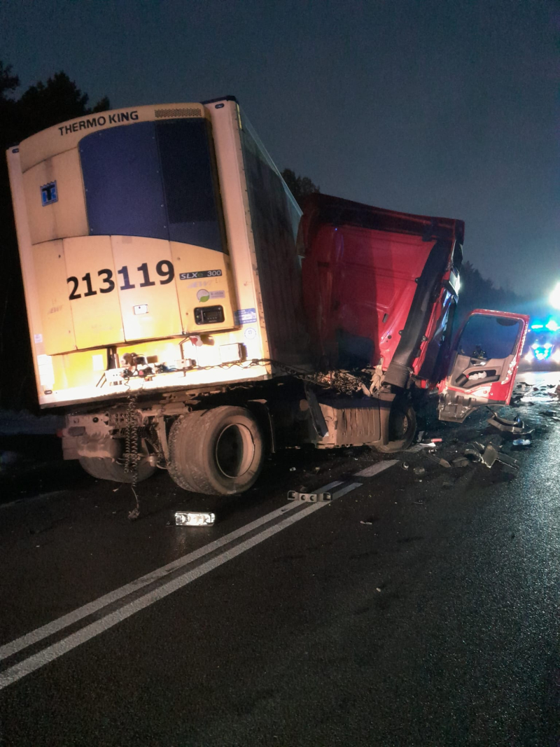 1/9 Śmiertelny wypadek na starej trójce. Czołówka dwóch ciężarówek