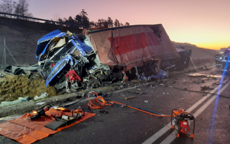 2/9 Śmiertelny wypadek na starej trójce. Czołówka dwóch ciężarówek