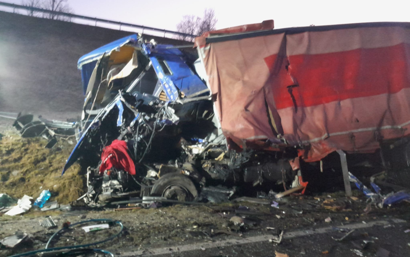 3/9 Śmiertelny wypadek na starej trójce. Czołówka dwóch ciężarówek