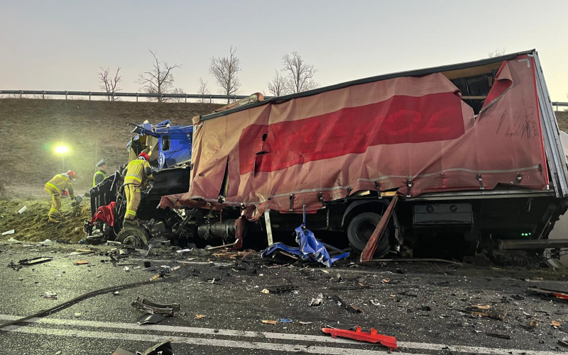 8/9 Śmiertelny wypadek na starej trójce. Czołówka dwóch ciężarówek