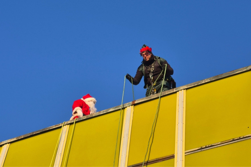 1/8 Mikołaj z Elfem rozdał prezenty dzieciom ze szpitala w Gorzowie