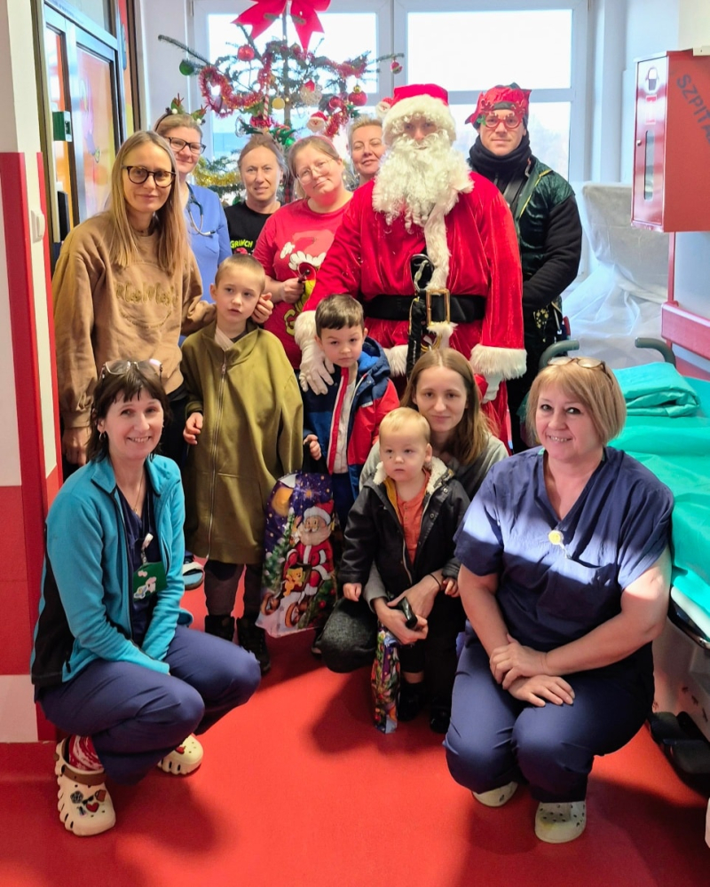 2/8 Mikołaj z Elfem rozdał prezenty dzieciom ze szpitala w Gorzowie