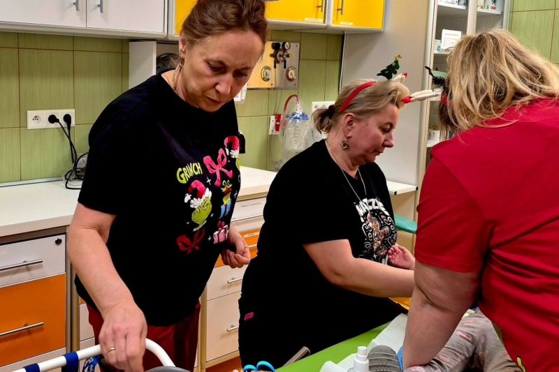 3/8 Mikołaj z Elfem rozdał prezenty dzieciom ze szpitala w Gorzowie