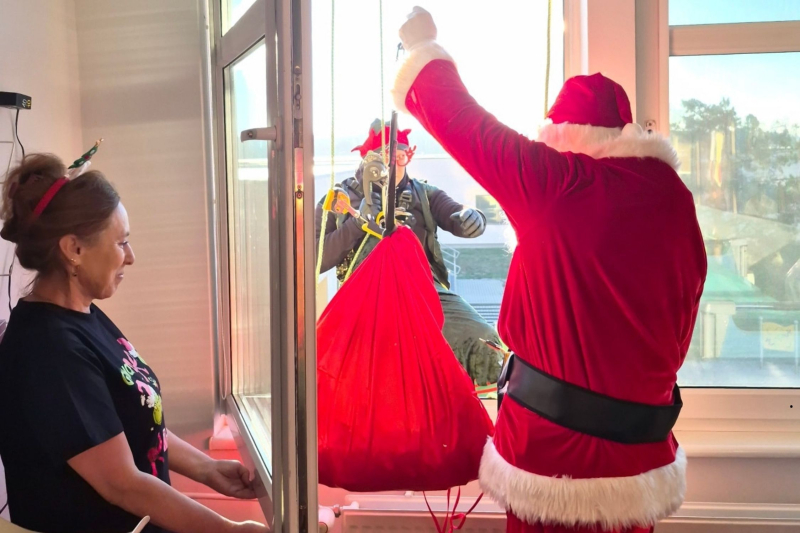 4/8 Mikołaj z Elfem rozdał prezenty dzieciom ze szpitala w Gorzowie