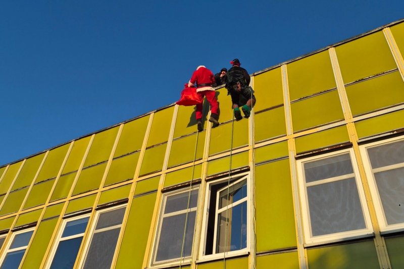 5/8 Mikołaj z Elfem rozdał prezenty dzieciom ze szpitala w Gorzowie