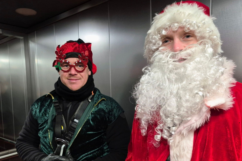 6/8 Mikołaj z Elfem rozdał prezenty dzieciom ze szpitala w Gorzowie