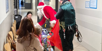 Mikołaj z Elfem rozdał prezenty dzieciom ze szpitala w Gorzowie