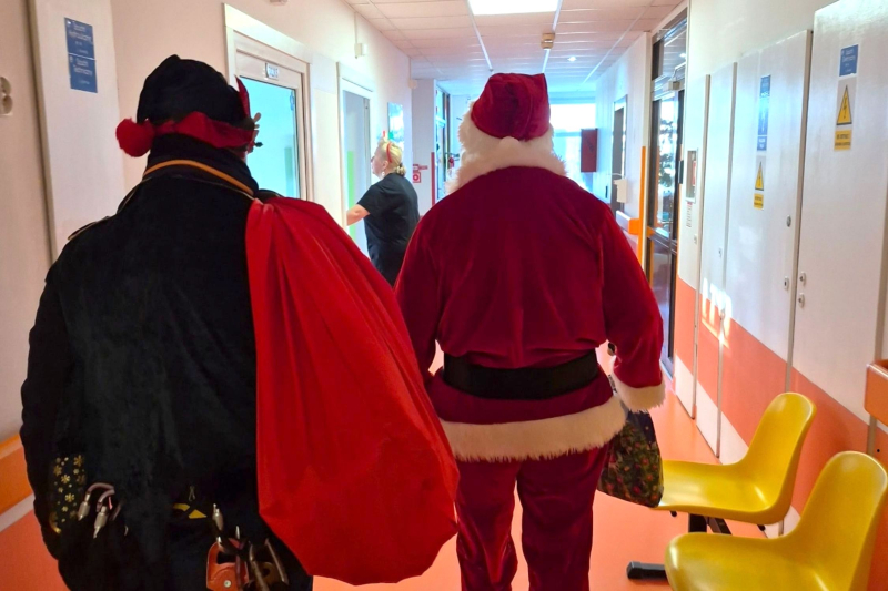 8/8 Mikołaj z Elfem rozdał prezenty dzieciom ze szpitala w Gorzowie