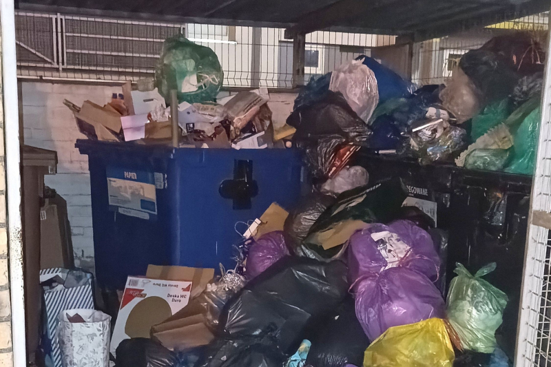 2/4 Przepełniona altana śmietnikowa na Dekerta