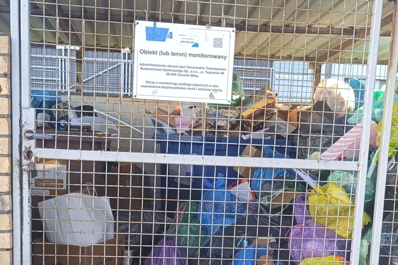 3/4 Przepełniona altana śmietnikowa na Dekerta