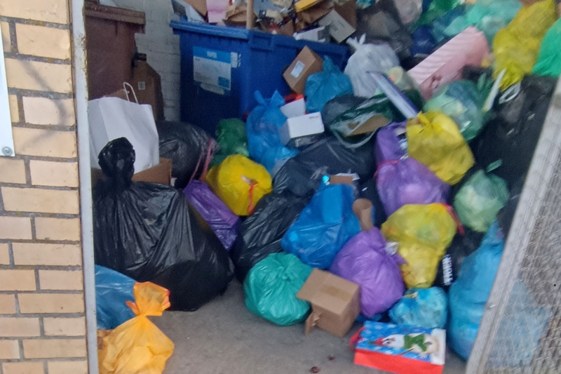 4/4 Przepełniona altana śmietnikowa na Dekerta