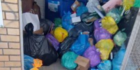 Przepełniona altana śmietnikowa na Dekerta