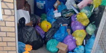 Przepełniona altana śmietnikowa na Dekerta