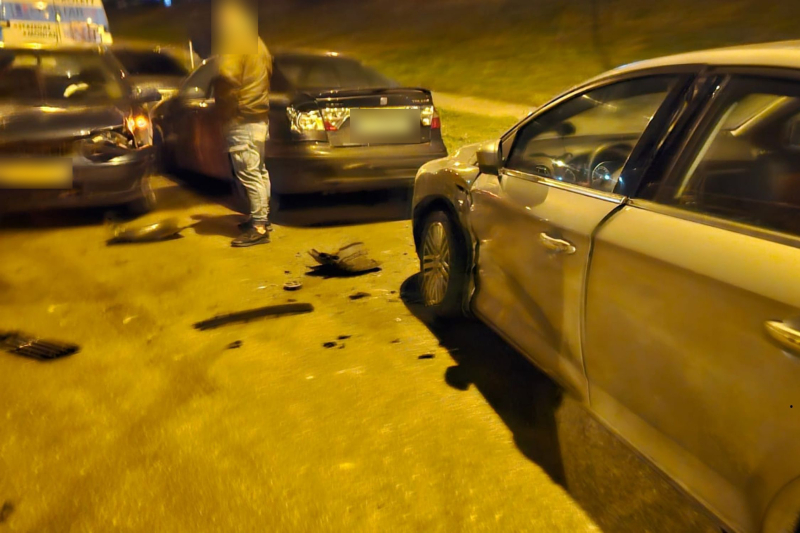 1/7 Rozbite samochody na rondzie Górczyńskim