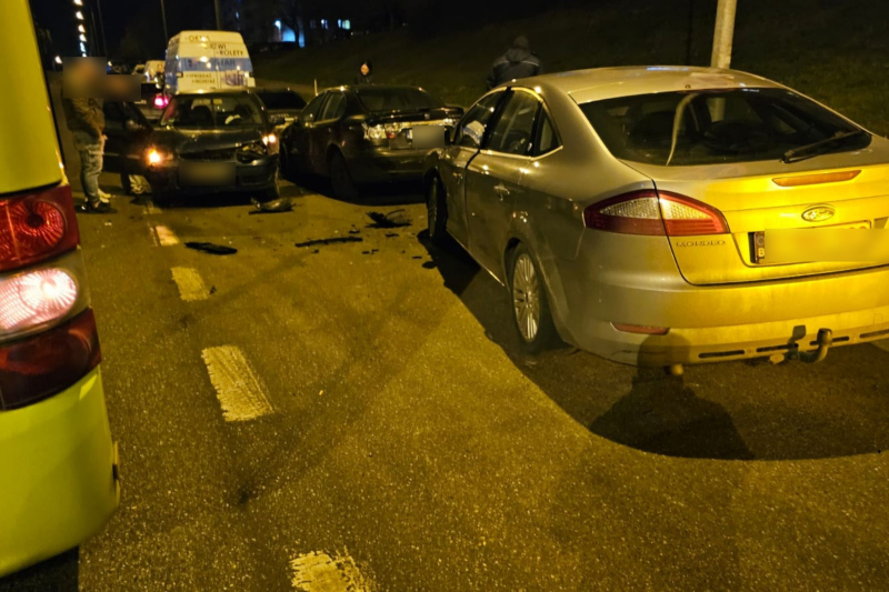 2/7 Rozbite samochody na rondzie Górczyńskim