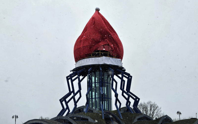 1/7 Naruszone mocowanie czapki św. Mikołaja na Dominancie