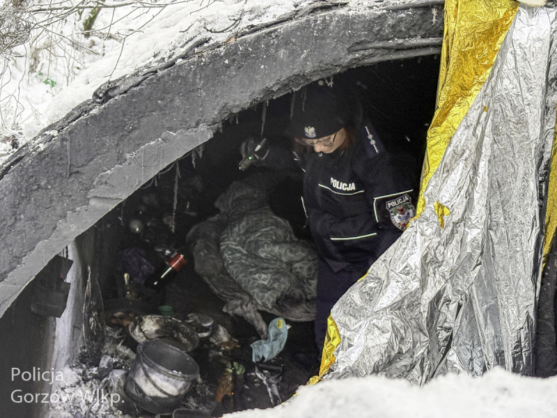 2/9 Niskie temperatury zagrażają życiu. Policjanci kontrolują miejsca przebywania bezdomnych w Gorzowie