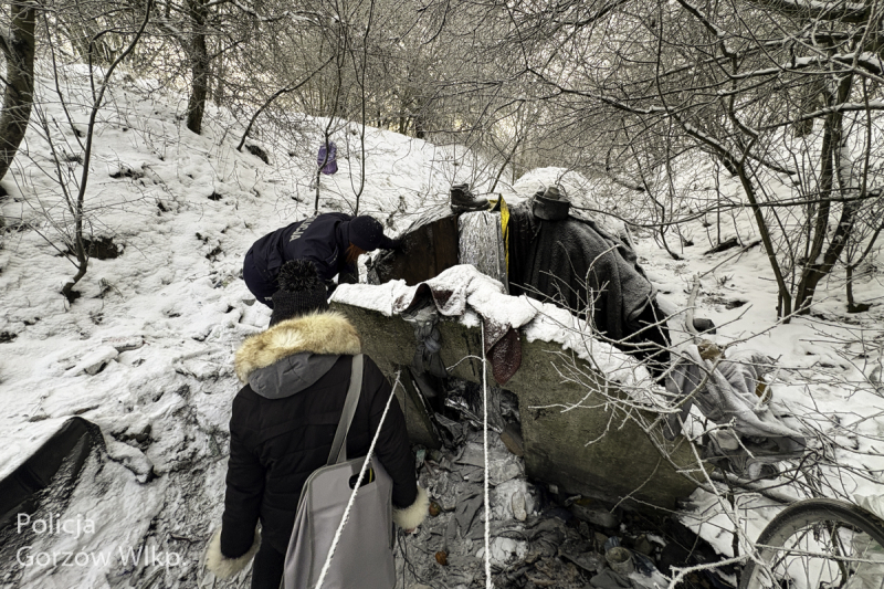 3/9 Niskie temperatury zagrażają życiu. Policjanci kontrolują miejsca przebywania bezdomnych w Gorzowie