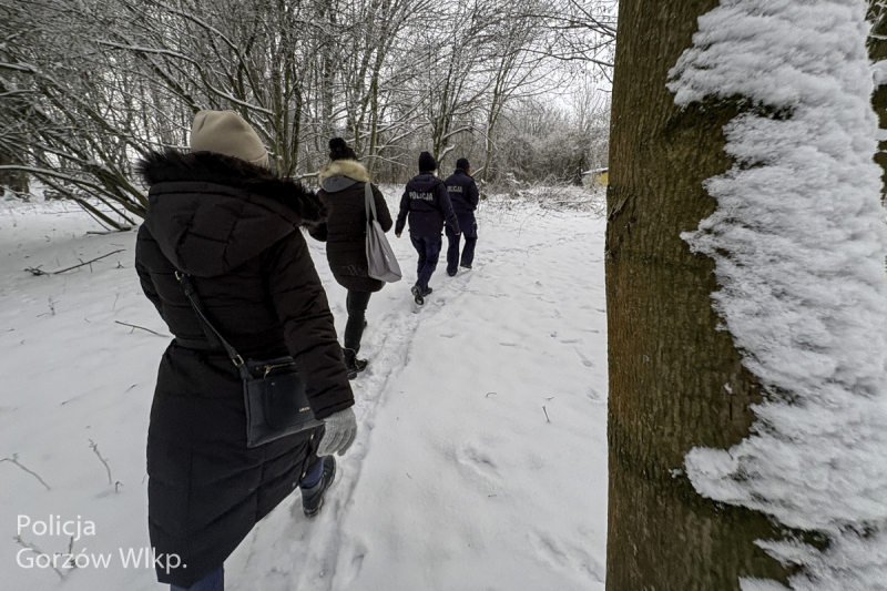 4/9 Niskie temperatury zagrażają życiu. Policjanci kontrolują miejsca przebywania bezdomnych w Gorzowie