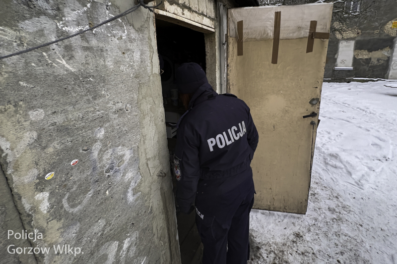 5/9 Niskie temperatury zagrażają życiu. Policjanci kontrolują miejsca przebywania bezdomnych w Gorzowie