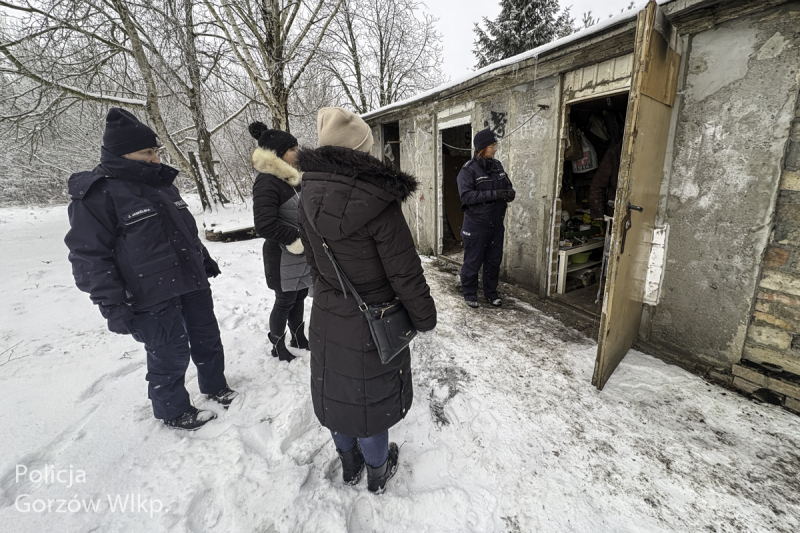 6/9 Niskie temperatury zagrażają życiu. Policjanci kontrolują miejsca przebywania bezdomnych w Gorzowie