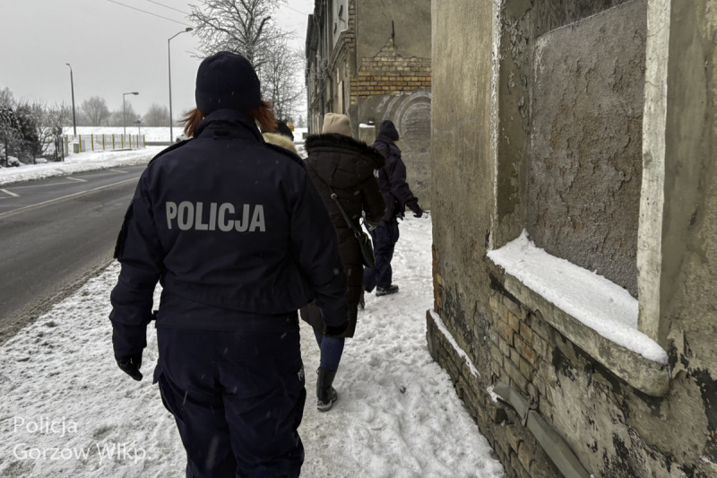 7/9 Niskie temperatury zagrażają życiu. Policjanci kontrolują miejsca przebywania bezdomnych w Gorzowie