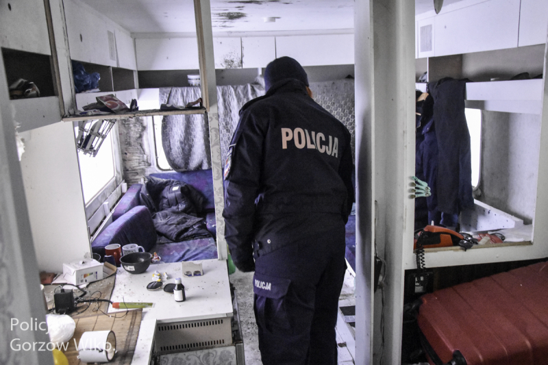 8/9 Niskie temperatury zagrażają życiu. Policjanci kontrolują miejsca przebywania bezdomnych w Gorzowie