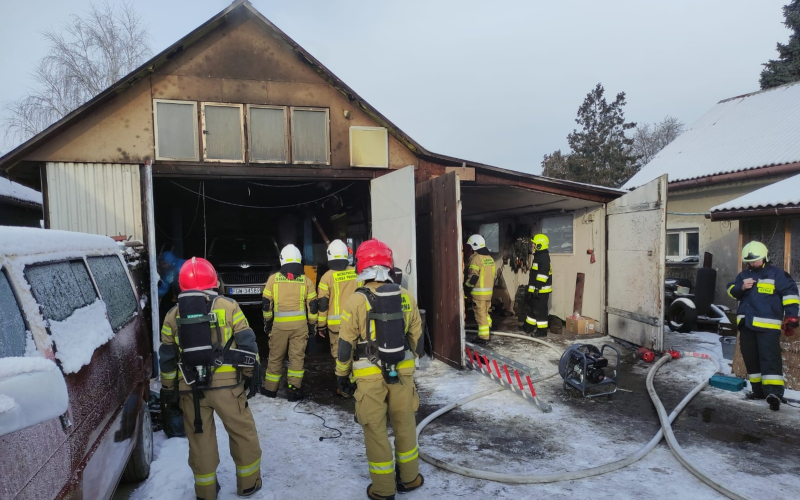 2/3 Pożar przydomowego warsztatu samochodowego