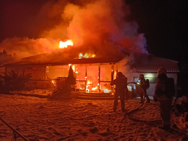 4/7 Pożar pod Gorzowem. Dom stanął w płomieniach