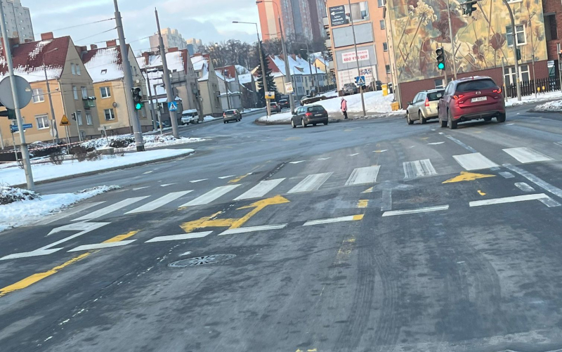 3/4 Żółte linie na rondzie Santockim starły się