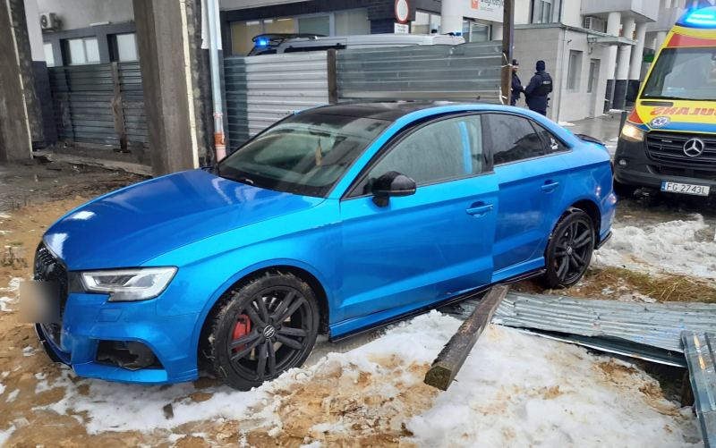 1/5 Kierująca audi wjechała w ogrodzenie na os. Europejskim