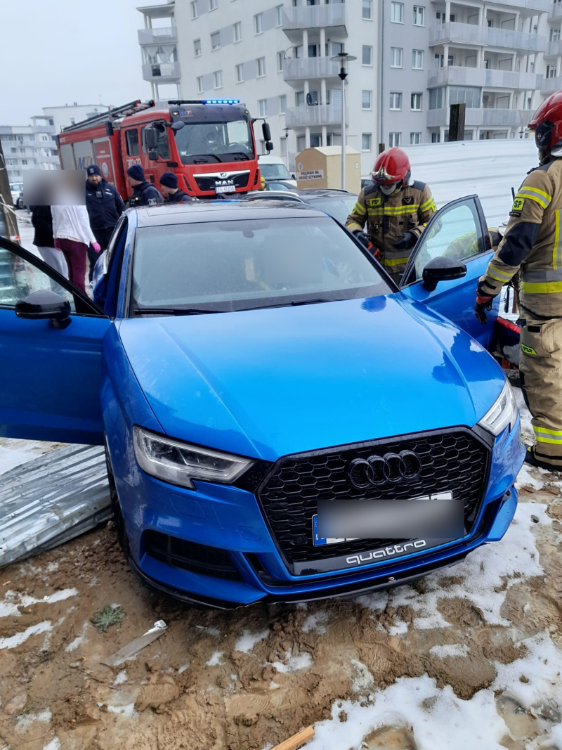 2/5 Kierująca audi wjechała w ogrodzenie na os. Europejskim