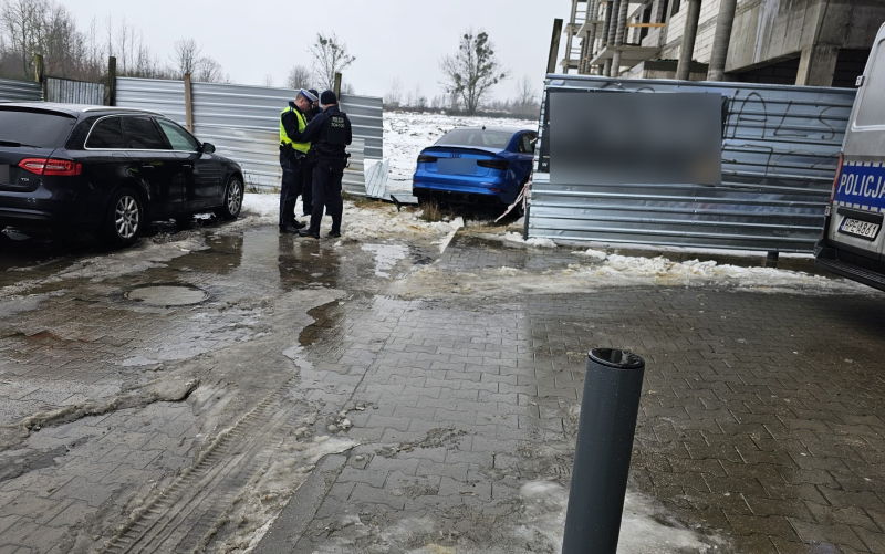 4/5 Kierująca audi wjechała w ogrodzenie na os. Europejskim