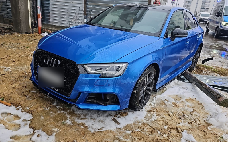 5/5 Kierująca audi wjechała w ogrodzenie na os. Europejskim