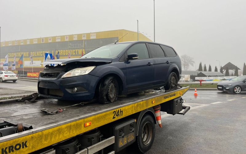 2/5 Naćpany kierowca forda przejechał rondo na wprost