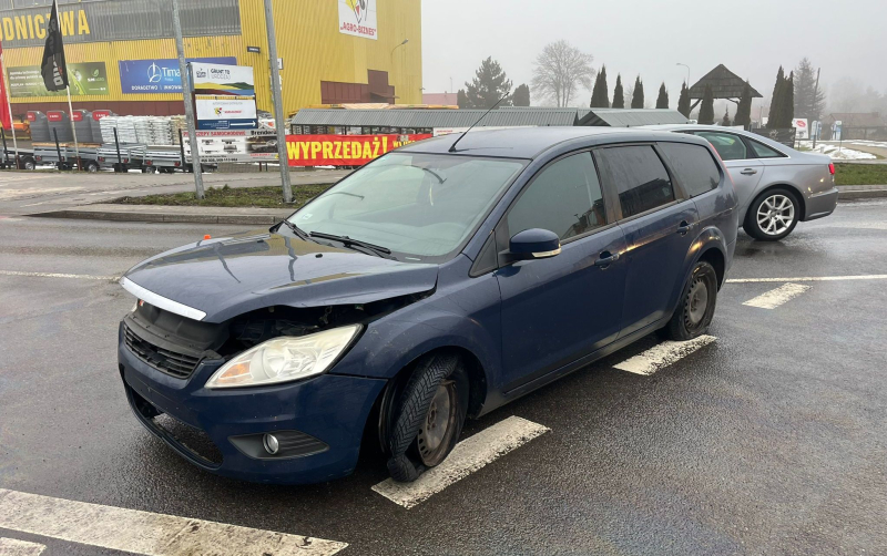 3/5 Naćpany kierowca forda przejechał rondo na wprost