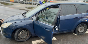 Naćpany kierowca forda przejechał rondo na wprost