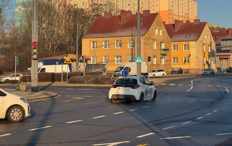 2/8 Starte żółte linie na rondzie Santockim w Gorzowie